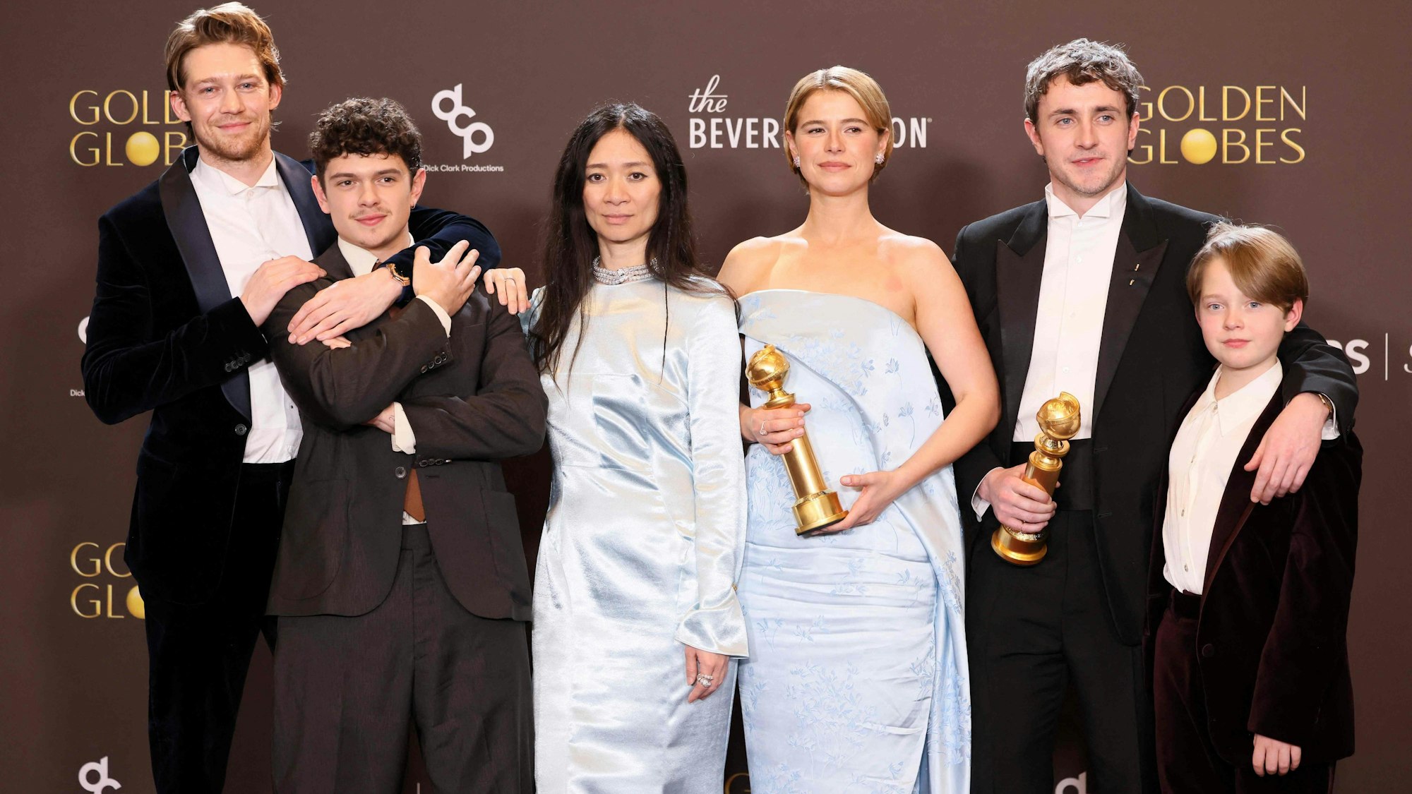 Der britische Schauspieler Joe Alwyn (v.l.), der britische Schauspieler Noah Jupe, die chinesische Regisseurin Chloé Zhao, die irische Schauspielerin Jessie Buckley, der irische Schauspieler Paul Mescal und der britische Schauspieler Jacobi Jupe, Gewinner des Preises für den besten Kinofilm – Drama für „Hamnet“, posieren im Presseraum während der 83. jährlichen Golden Globe Awards im Beverly Hilton Hotel in Beverly Hills, Kalifornien, am 11. Januar 2026.