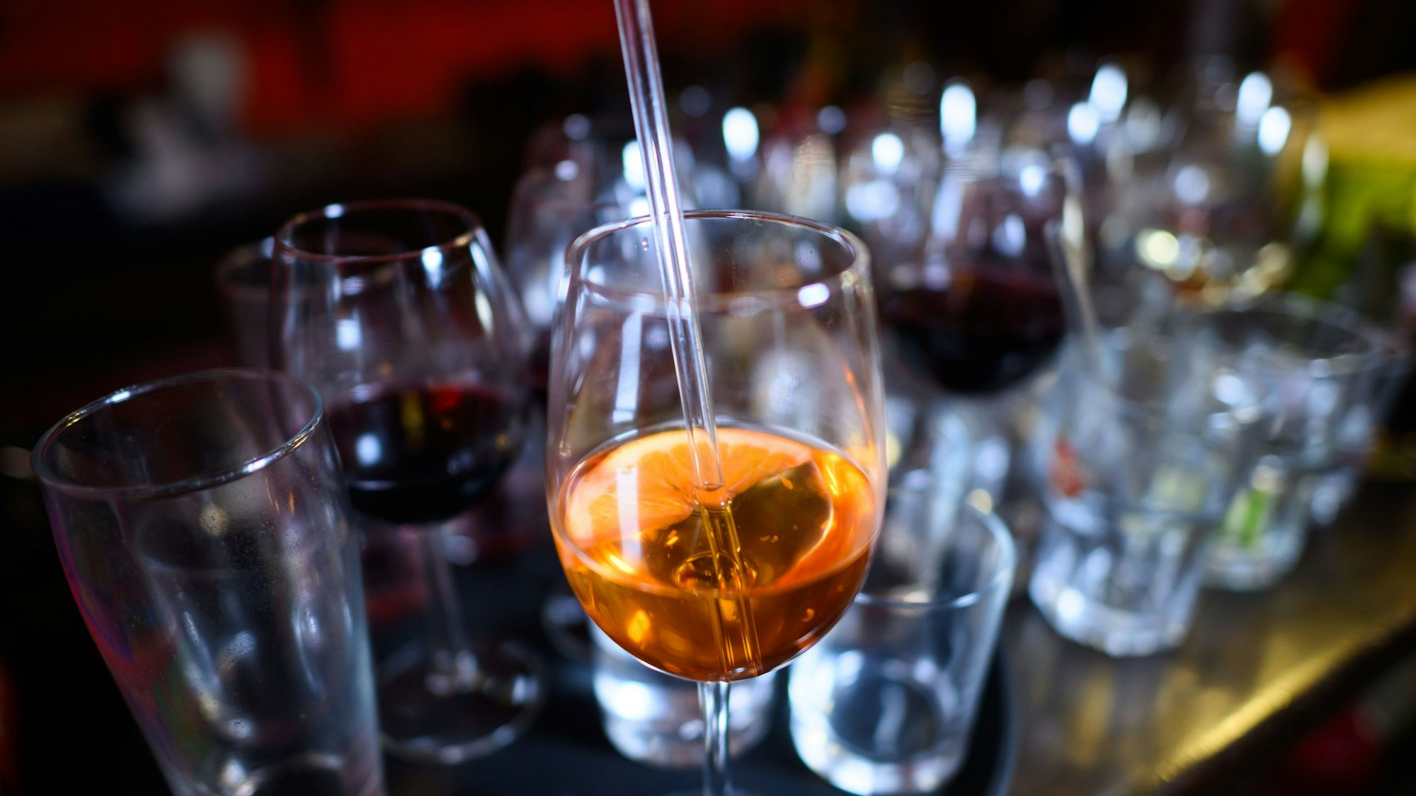 ARCHIV - 20.01.2025, Sachsen, Dresden: Leere und halbleere Gläser mit alkoholischen Getränken stehen in einer Bar auf einem Tresen. (zu dpa: «Mehr Menschen werden Opfer von K.-o.-Tropfen») Foto: Robert Michael/dpa +++ dpa-Bildfunk +++