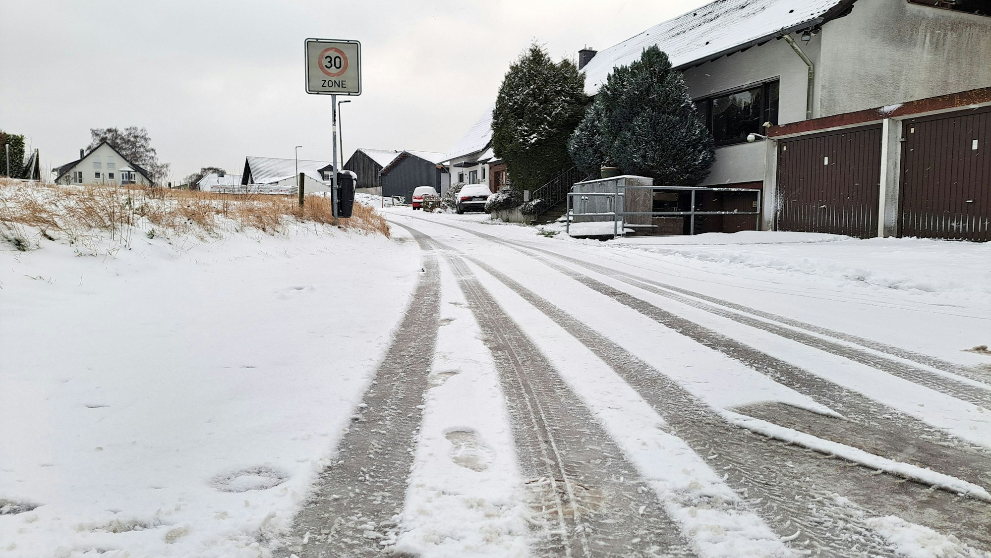 Eine zugeschneite Straße.