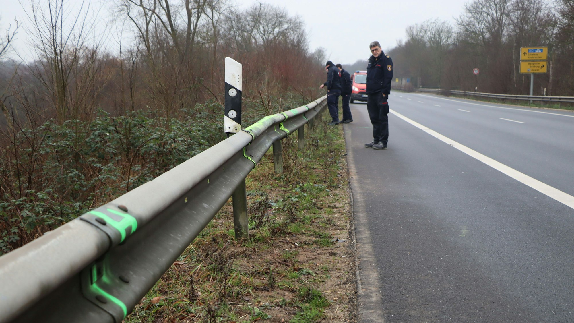 Das Foto zeigt Männer an einer Leitplanke.