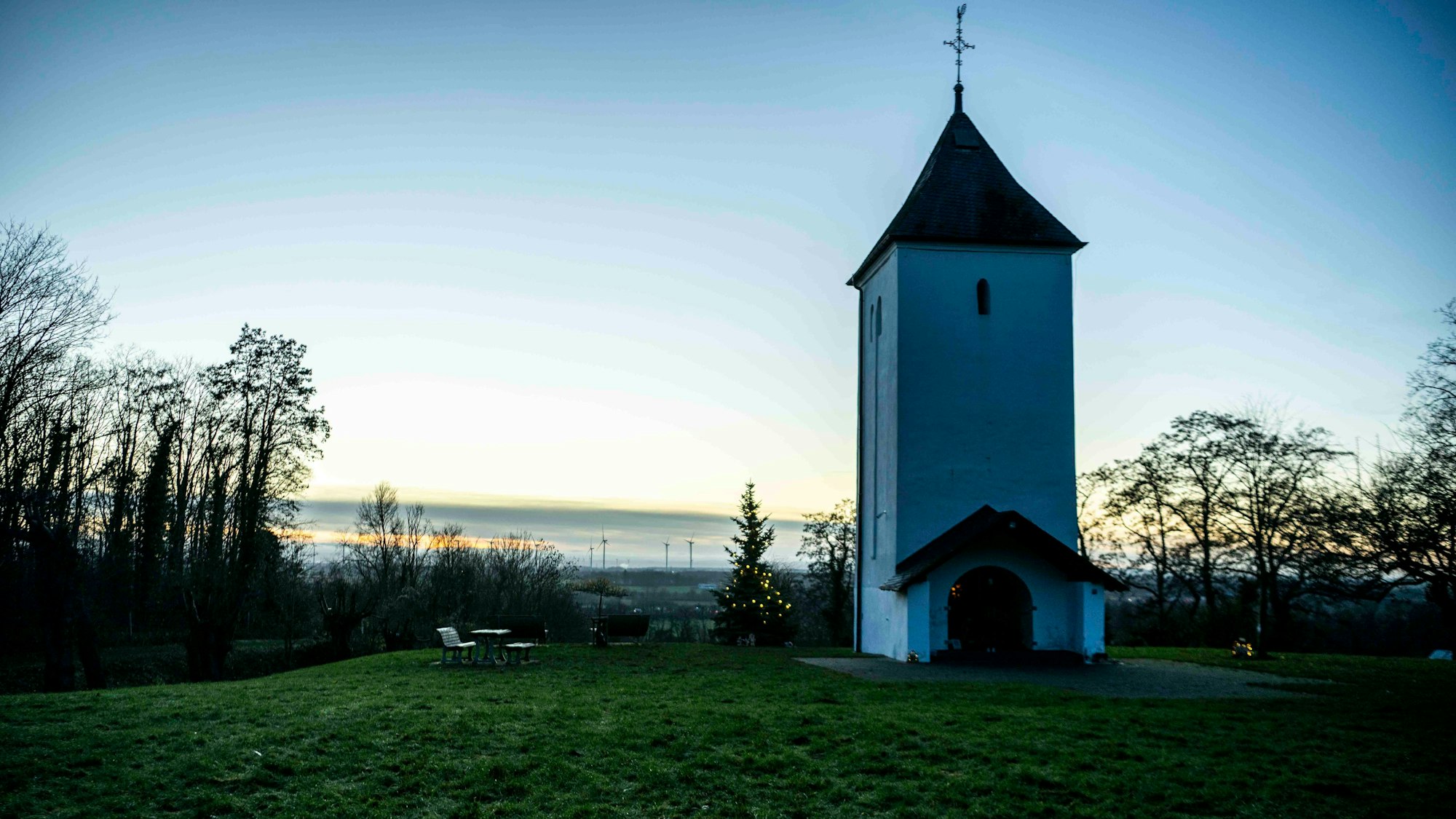 Das Bild zeigt den Swister Turm im Sonnenuntergang.