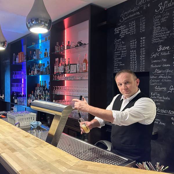 Gastronom Denis Schneider zapft ein Kölsch.