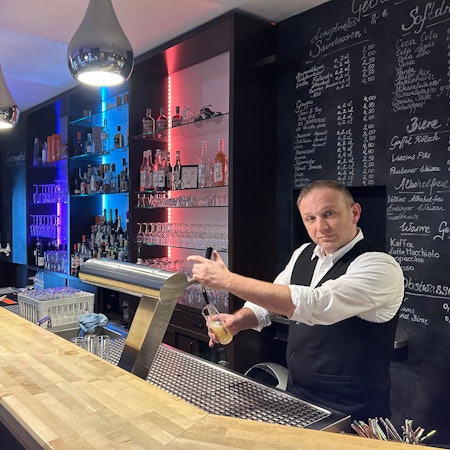Gastronom Denis Schneider zapft ein Kölsch.
