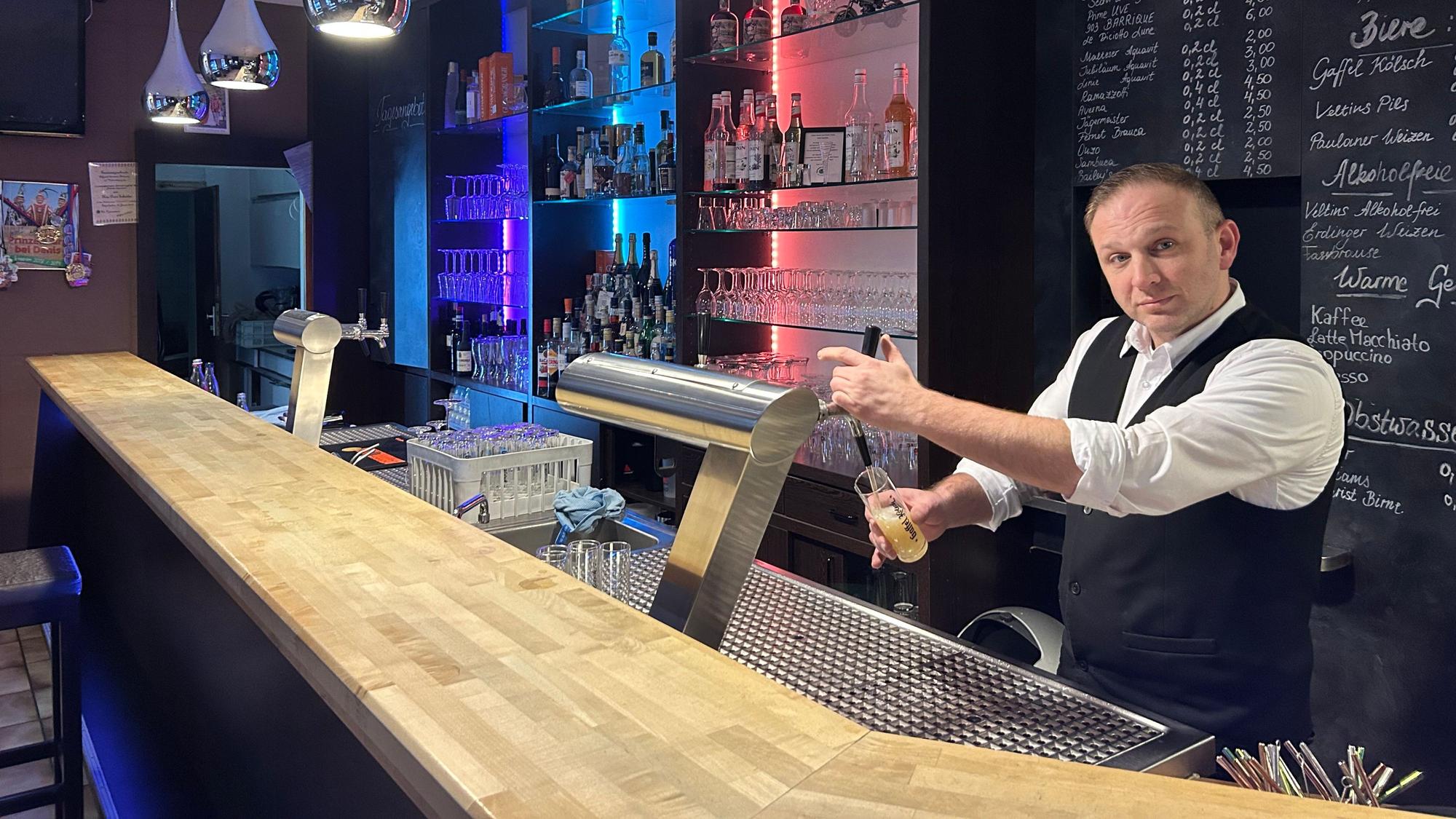 Gastronom Denis Schneider zapft ein Kölsch.