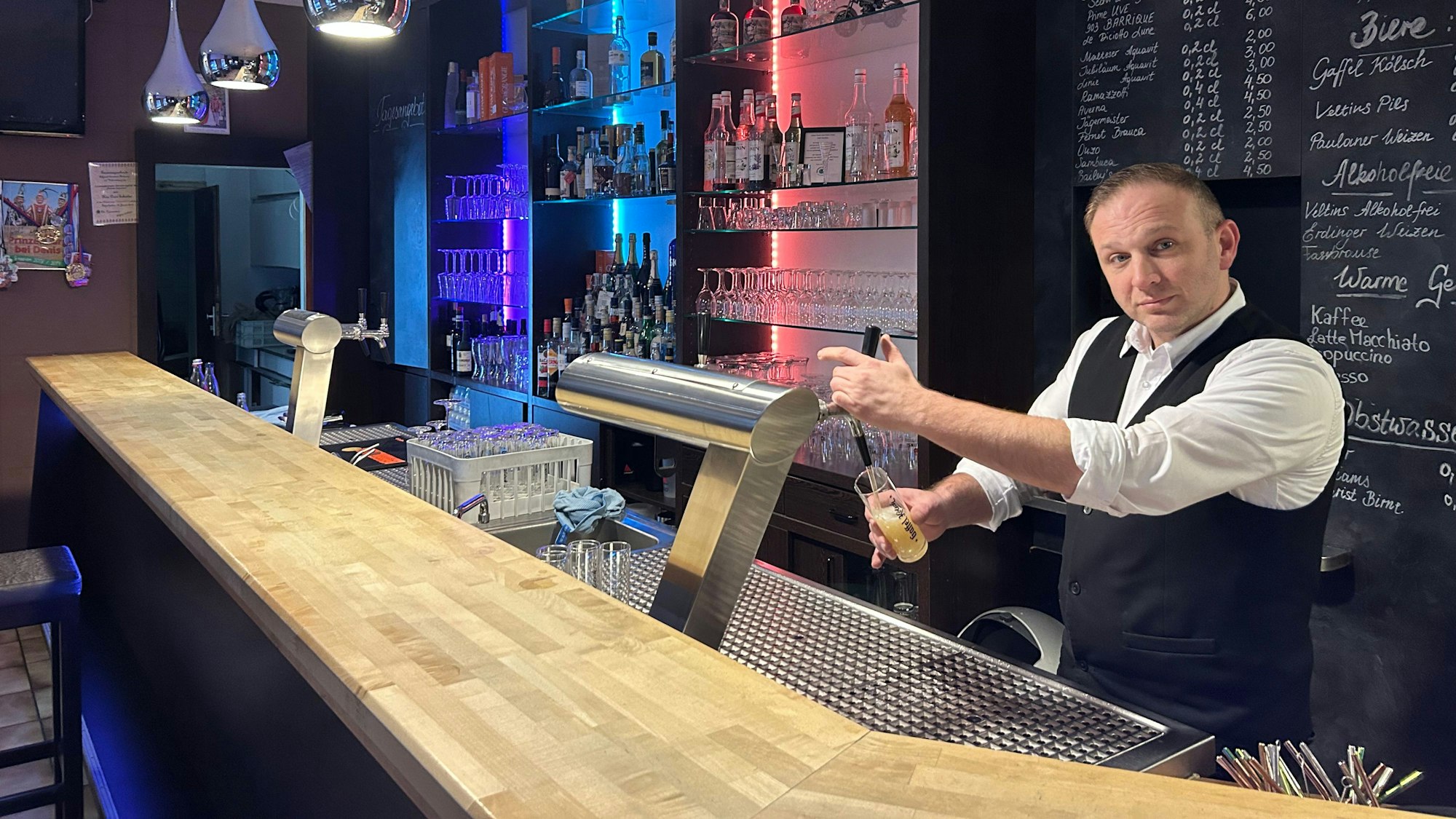 Gastronom Denis Schneider zapft ein Kölsch.