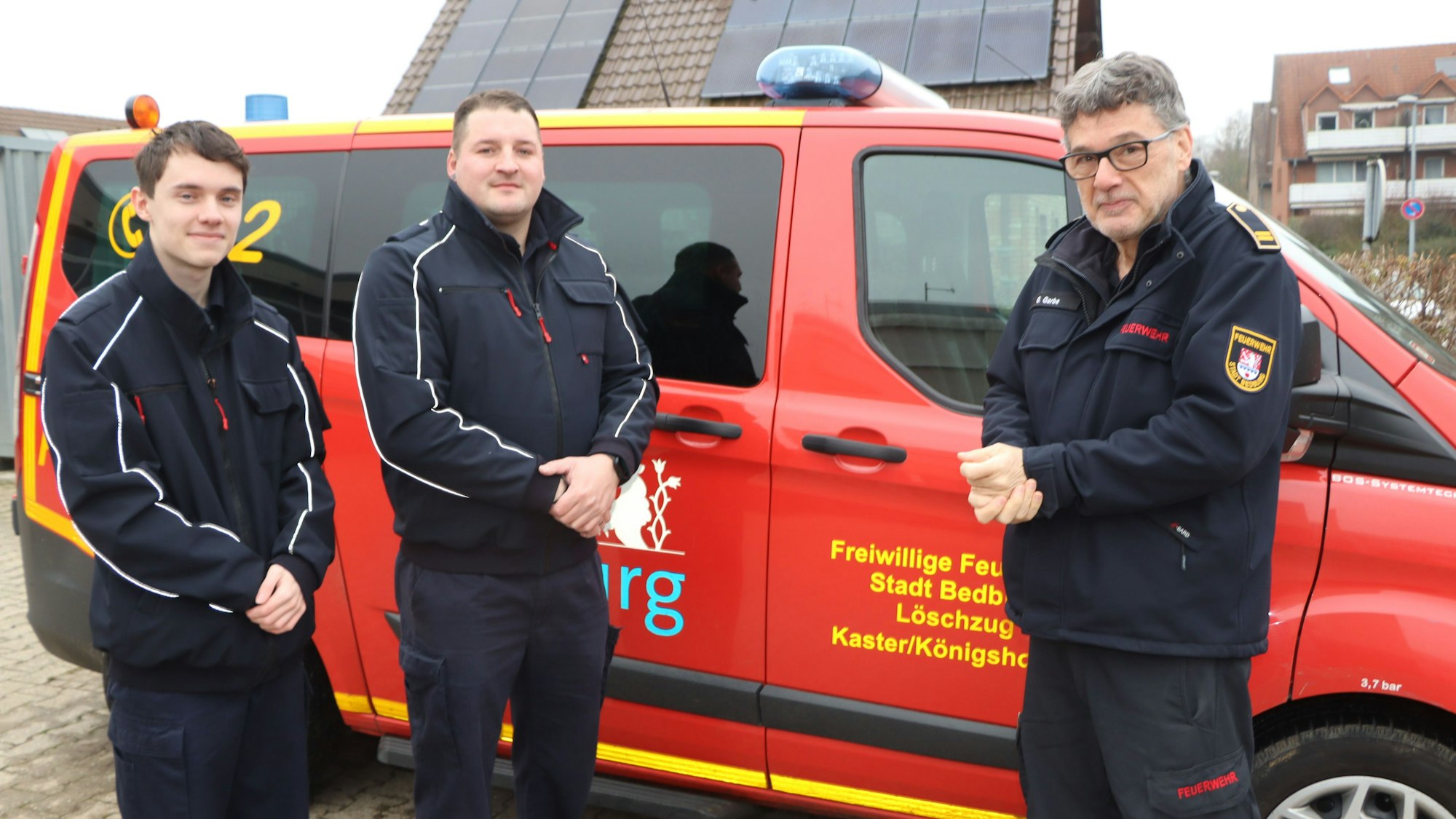 Das Foto zeigt drei Feuerwehrmänner.