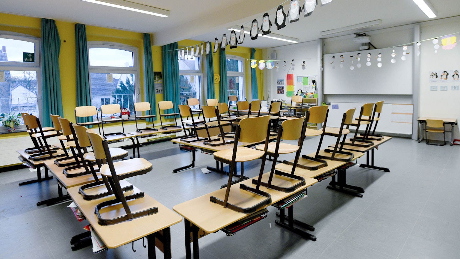 ARCHIV - 12.03.2020, Nordrhein-Westfalen, Gelsenkirchen: Stühle stehen in einem Klassenzimmer in einer Grundschule auf den Tischen.