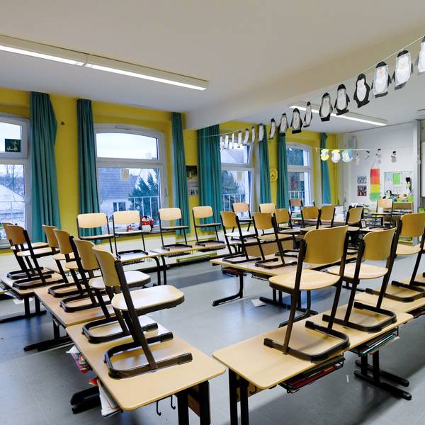 ARCHIV - 12.03.2020, Nordrhein-Westfalen, Gelsenkirchen: Stühle stehen in einem Klassenzimmer in einer Grundschule auf den Tischen.