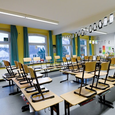 ARCHIV - 12.03.2020, Nordrhein-Westfalen, Gelsenkirchen: Stühle stehen in einem Klassenzimmer in einer Grundschule auf den Tischen.