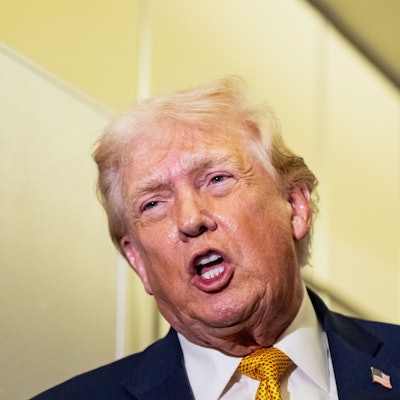 US-Präsident Donald Trump spricht mit Reportern während des Fluges in der Air Force One auf dem Rückflug zur Joint Base Andrews, Maryland. (Archivbild)