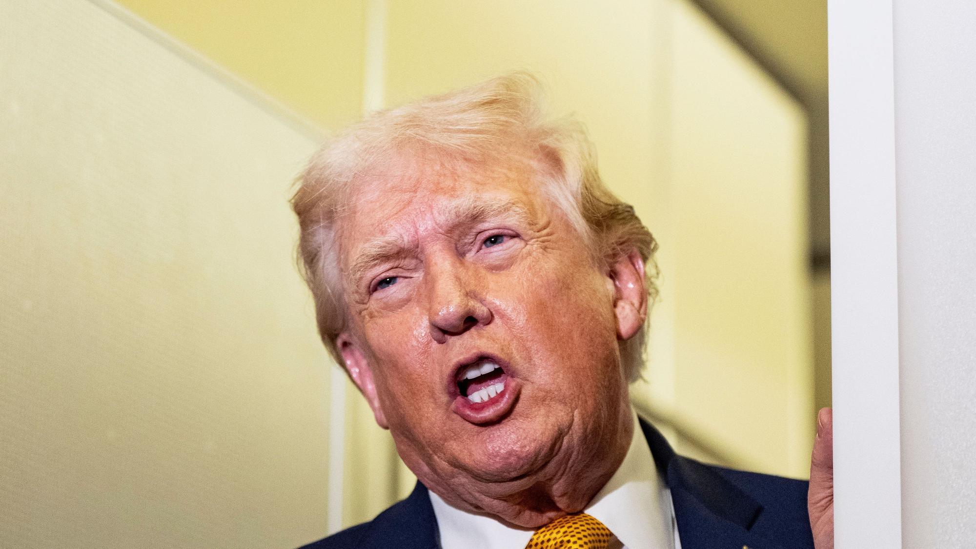 US-Präsident Donald Trump spricht mit Reportern während des Fluges in der Air Force One auf dem Rückflug zur Joint Base Andrews, Maryland. (Archivbild)