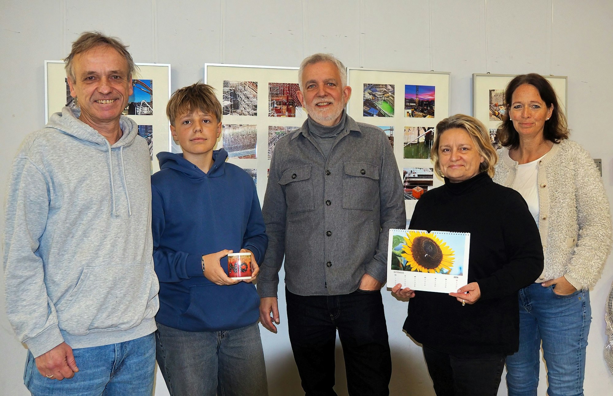 Eduard Bopp, Yannick Wagner, Schulleiter Ralf Pommering, Annette Isselhard und Uta Wagner freuen sich über das soziale Engagement des gesamten Friedrich-Wilhelm-Gymnasiums.