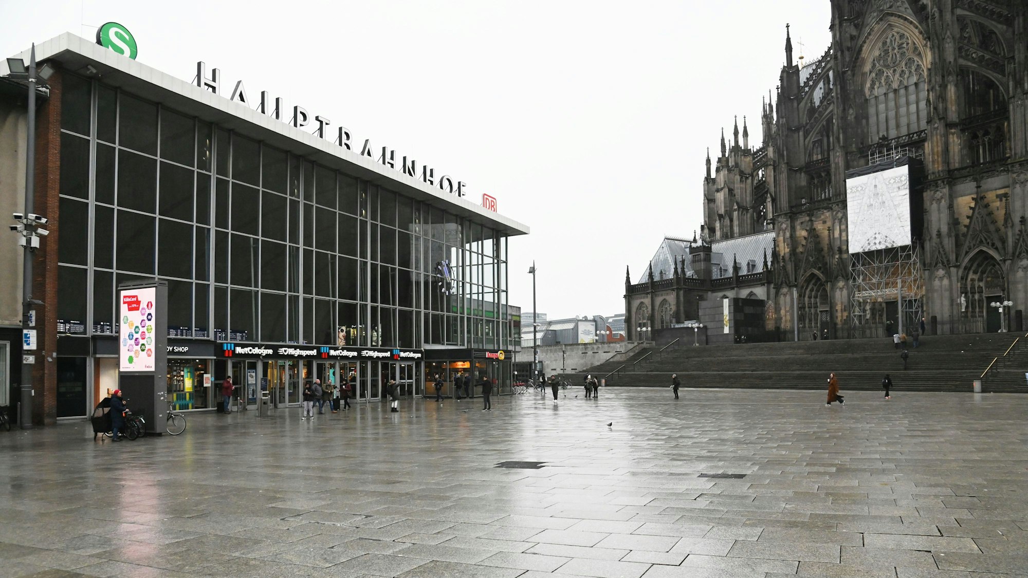 Das Bild zeigt den Vorplatz vor dem Kölner Hauptbahnhof und die Domtreppen am 12. Januar 2026. Foto: Alexander Schwaiger