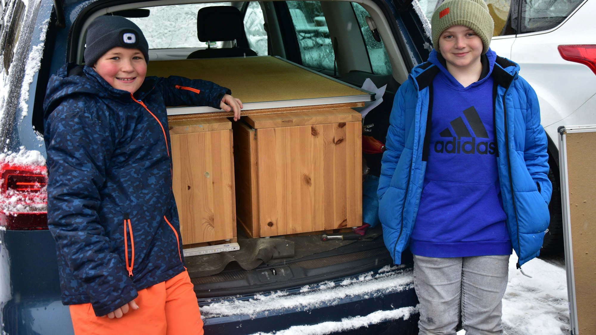 Jonas (rechts) und sein Freund Carlo haben den Wagen mit Erinnerungsstücken und nützlichen Möbeln vollgeladen.