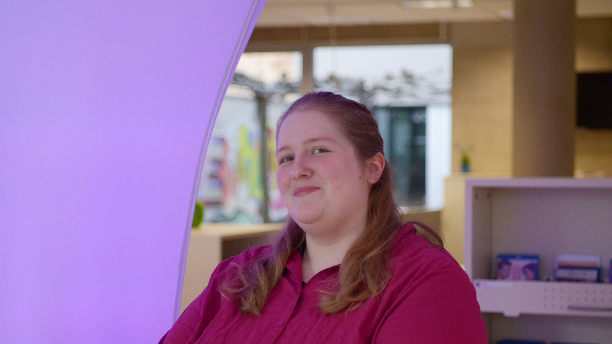 Ein Porträt der Frau, die in der Bibliothek sitzt