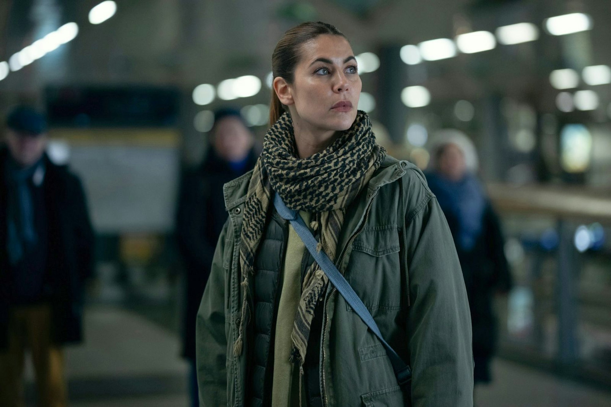 Wer wie diese Passagierin (Krima McAdams) in die U5 nach Hönow einsteigt, wird eine Hökllenfahrt erleben. (Bild: © Apple TV / Kevin Baker)