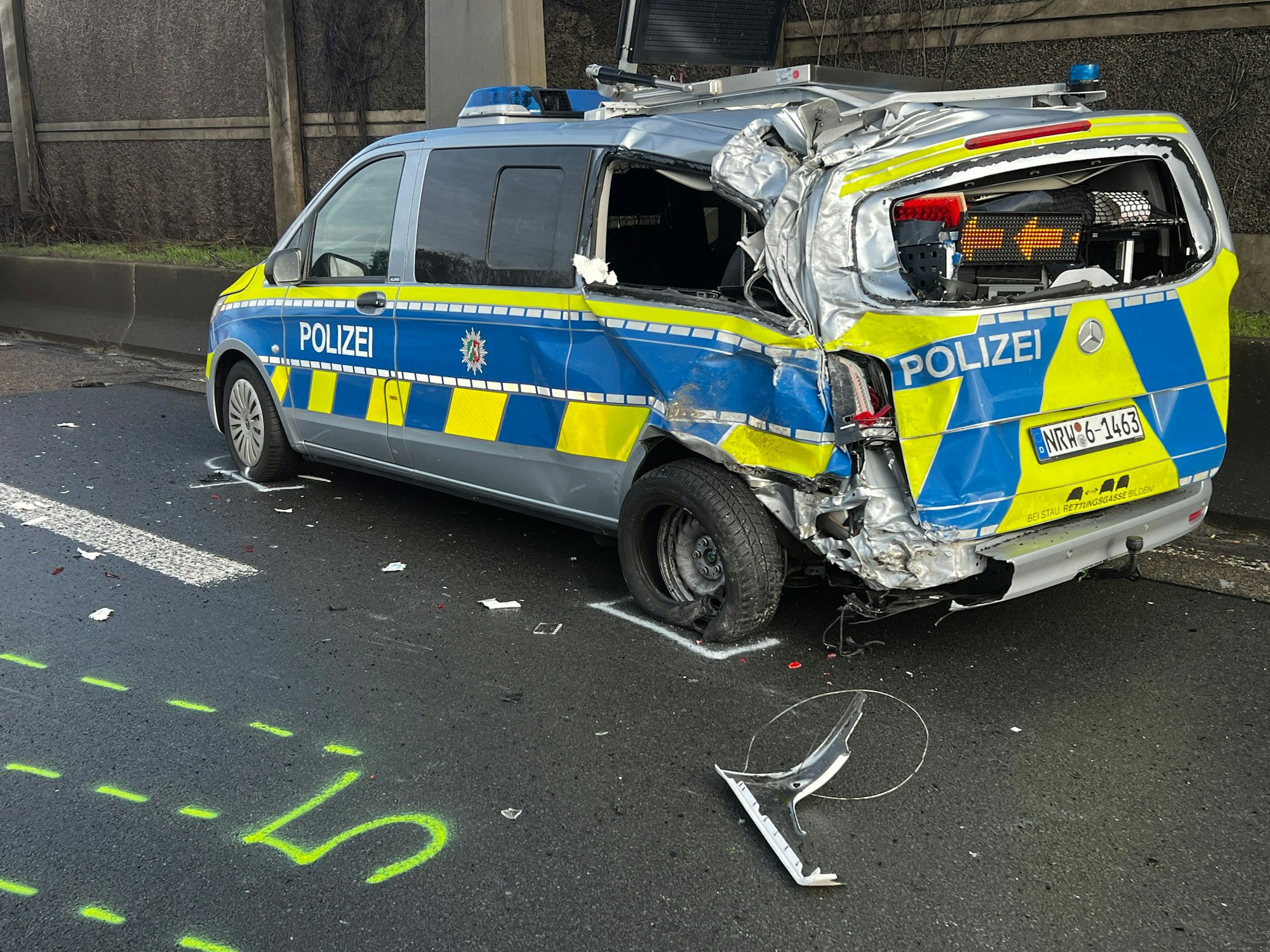 Unfall auf der A3, ein Lkw fährt in einen Polizeiwagen, der einen liegengebliebenen Lkw gesichert hat. Bild: Ralf Krieger