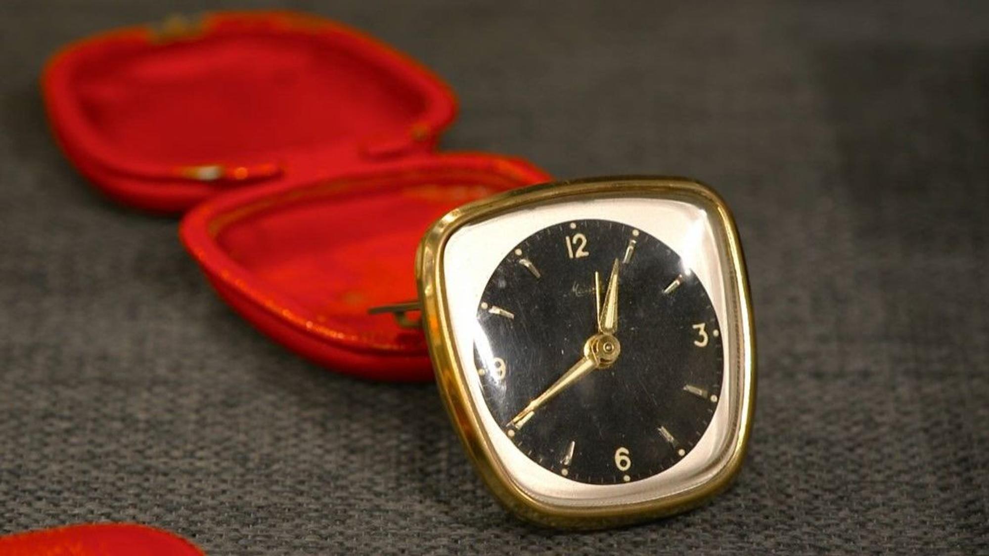 Auch eine praktische Reiseuhr gehörte zum Reise-Necessaire.