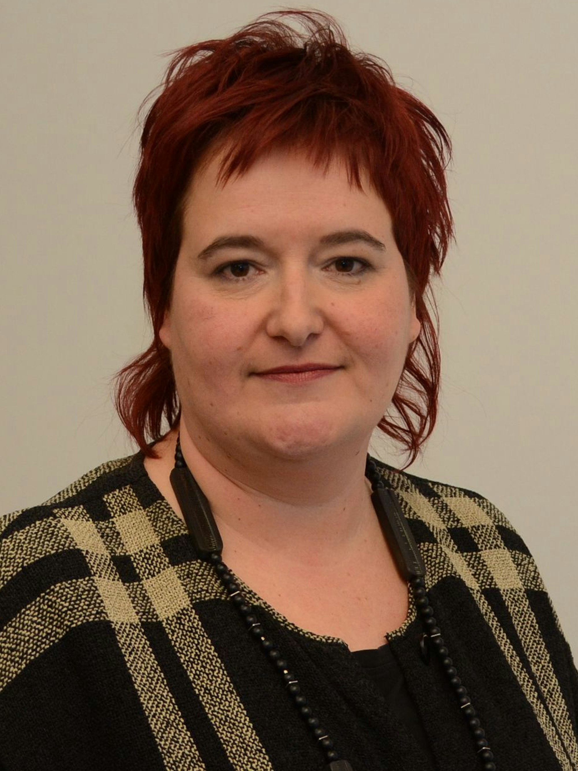 Eine Frau mit kurzen roten Haaren.