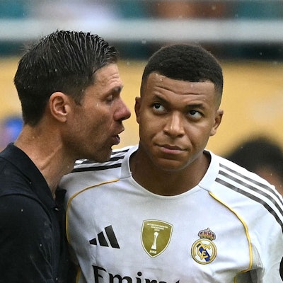 Xabi Alonso und Kylian Mbappe von Real Madrid