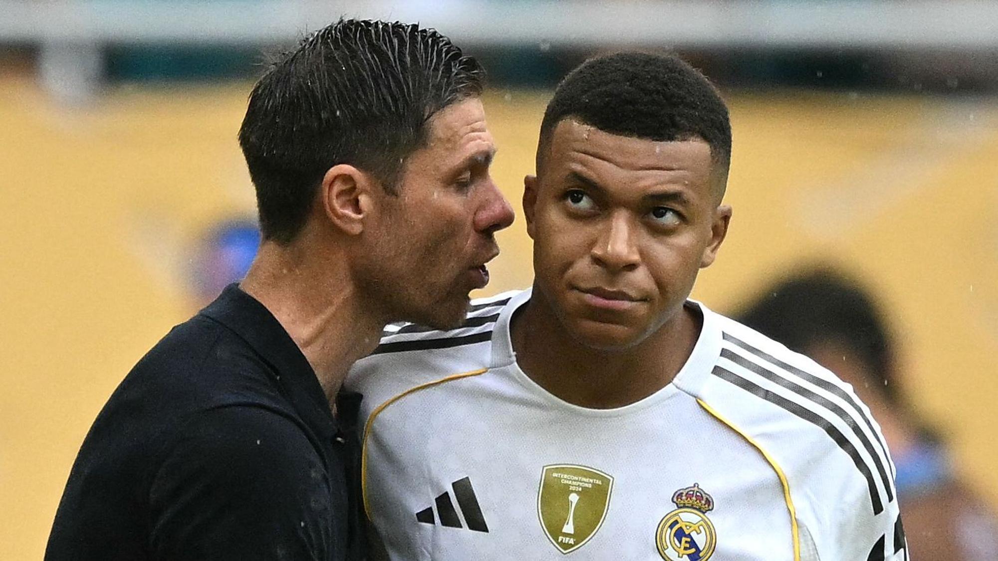 Xabi Alonso und Kylian Mbappe von Real Madrid