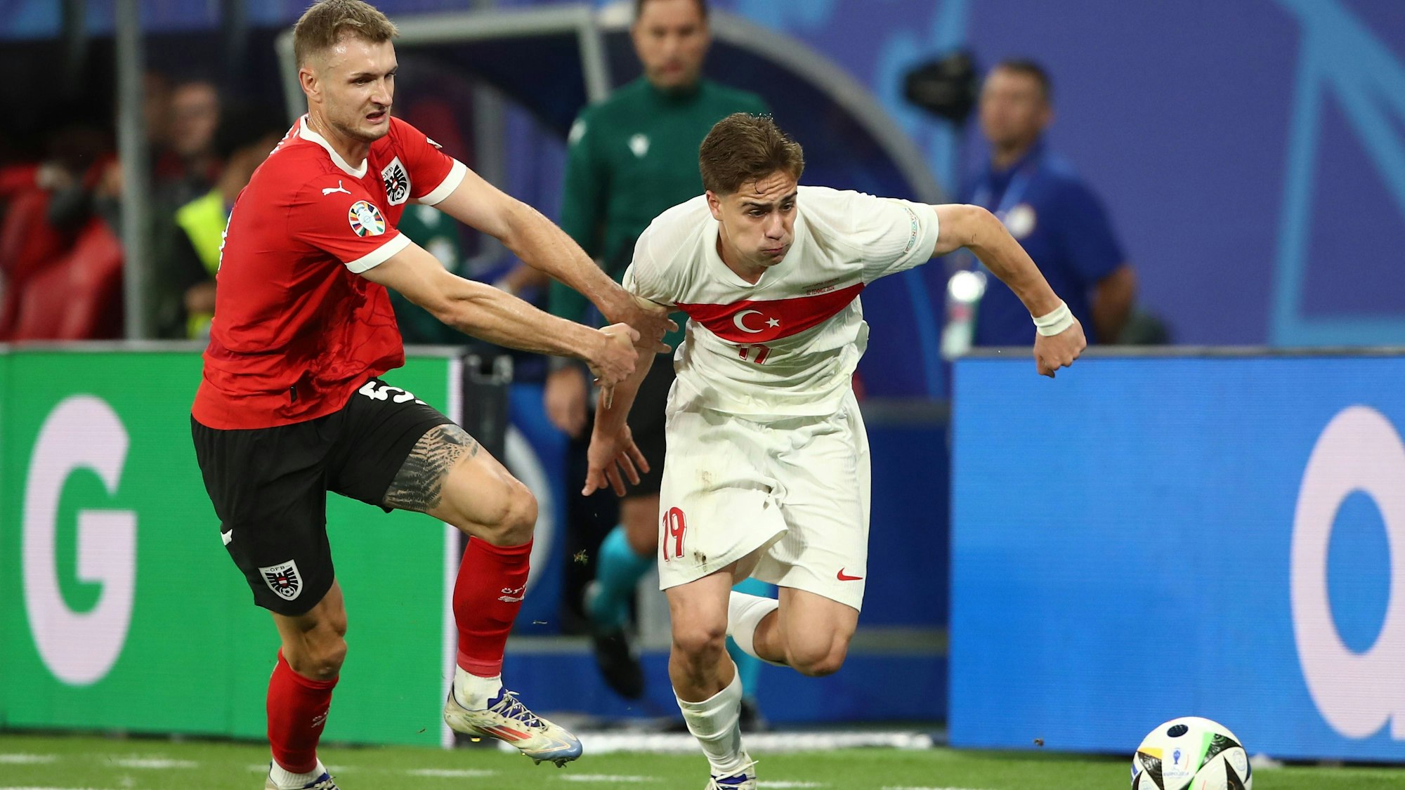 Stefan Posch im Zweikampf mit Kenan Yildiz.