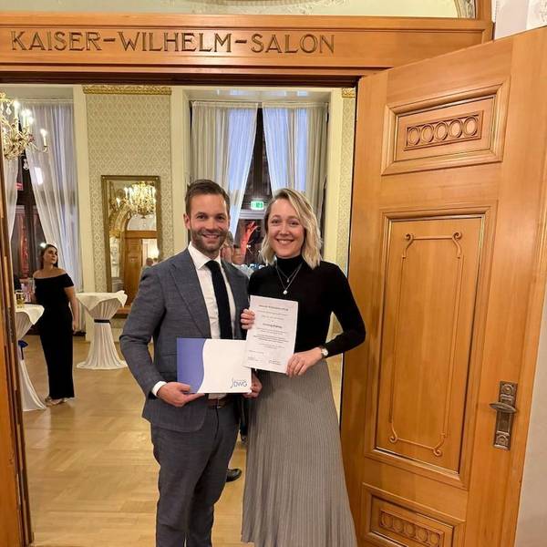 Professor Dr. Jan Bredow und Paula Krause beim Kongress der Deutschen Wirbelsäulenstiftung in Wiesbaden.