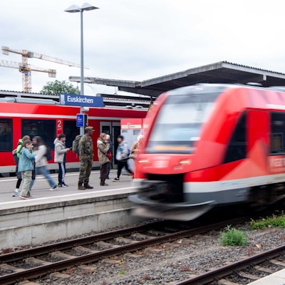 Ein Zug fährt in den Euskirchener Bahnhof ein (Symbolbild).