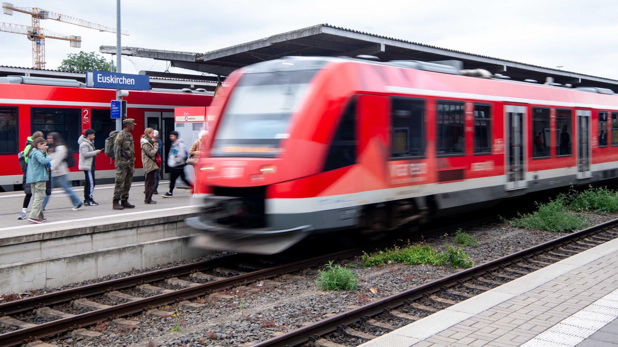 Ein Zug fährt in den Euskirchener Bahnhof ein (Symbolbild).