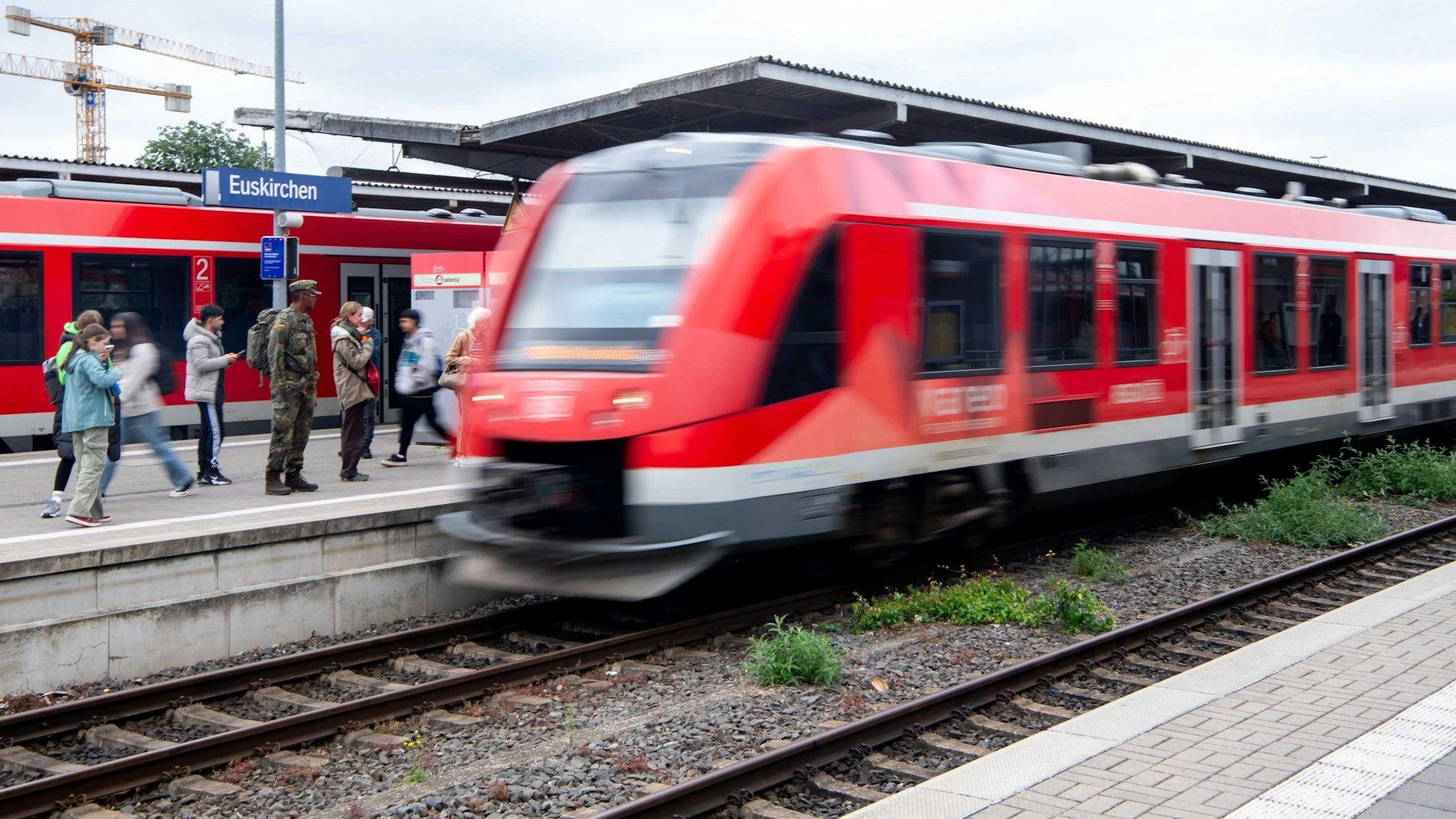 Ein Zug fährt in den Euskirchener Bahnhof ein (Symbolbild).