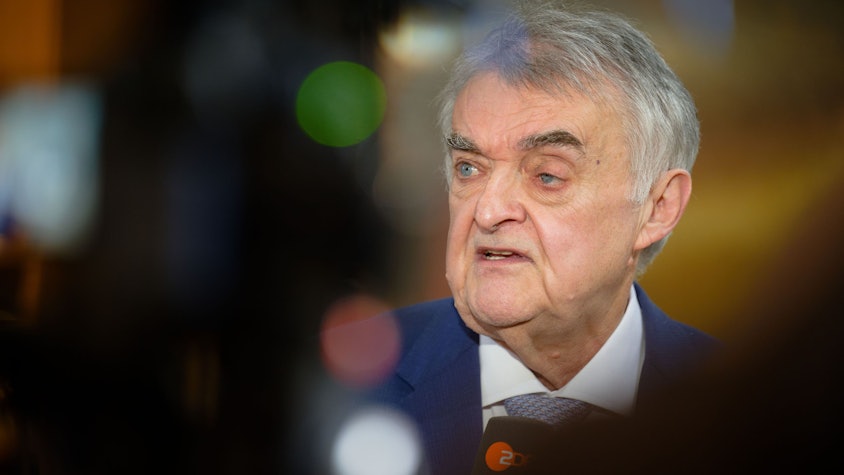 Herbert Reul (CDU), Innenminister des Landes Nordrhein-Westfalen, spricht nach einer Sondersitzung des Innenausschusses des nordrhein-westfälischen Landtags vor der Presse.