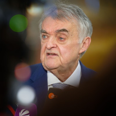 Herbert Reul (CDU), Innenminister des Landes Nordrhein-Westfalen, spricht nach einer Sondersitzung des Innenausschusses des nordrhein-westfälischen Landtags vor der Presse.