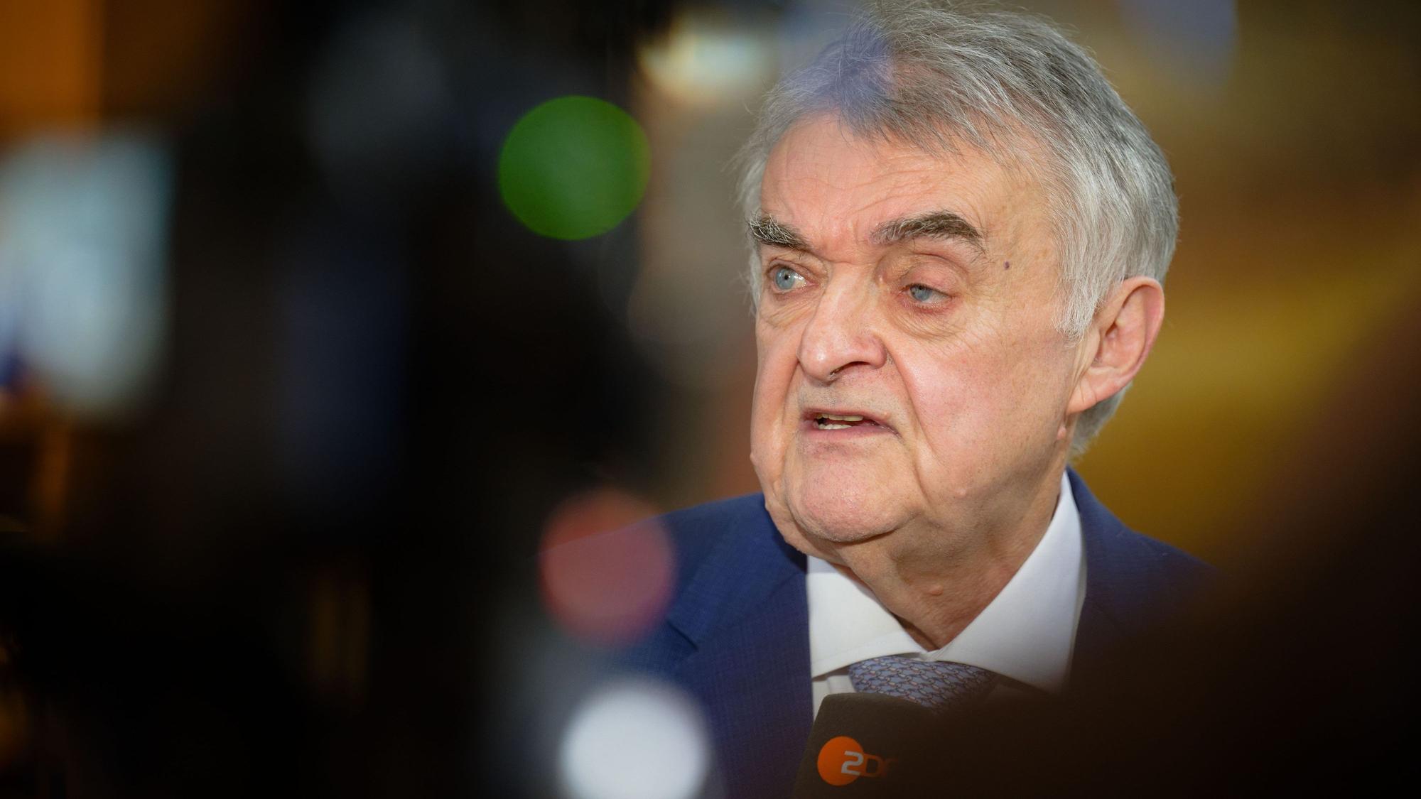 Herbert Reul (CDU), Innenminister des Landes Nordrhein-Westfalen, spricht nach einer Sondersitzung des Innenausschusses des nordrhein-westfälischen Landtags vor der Presse.