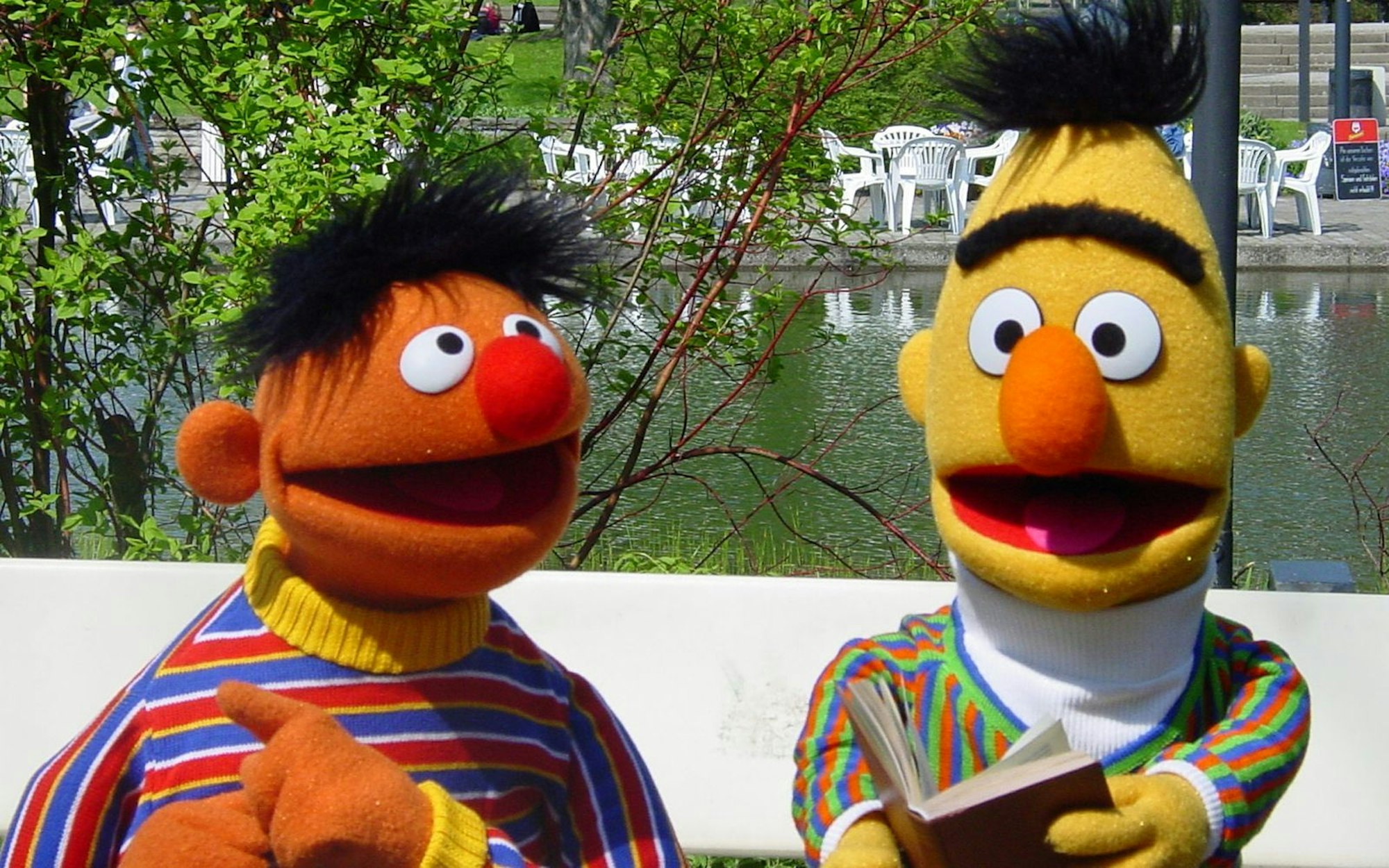 Ernie und Bert aus der „Sesamstraße“ werden in Hamburg zu Ampelmännchen. Es gilt: „Bei Bert bleibst du stehen, bei Ernie kannst du gehen.“ (Bild: NDR/Studio Hamburg)