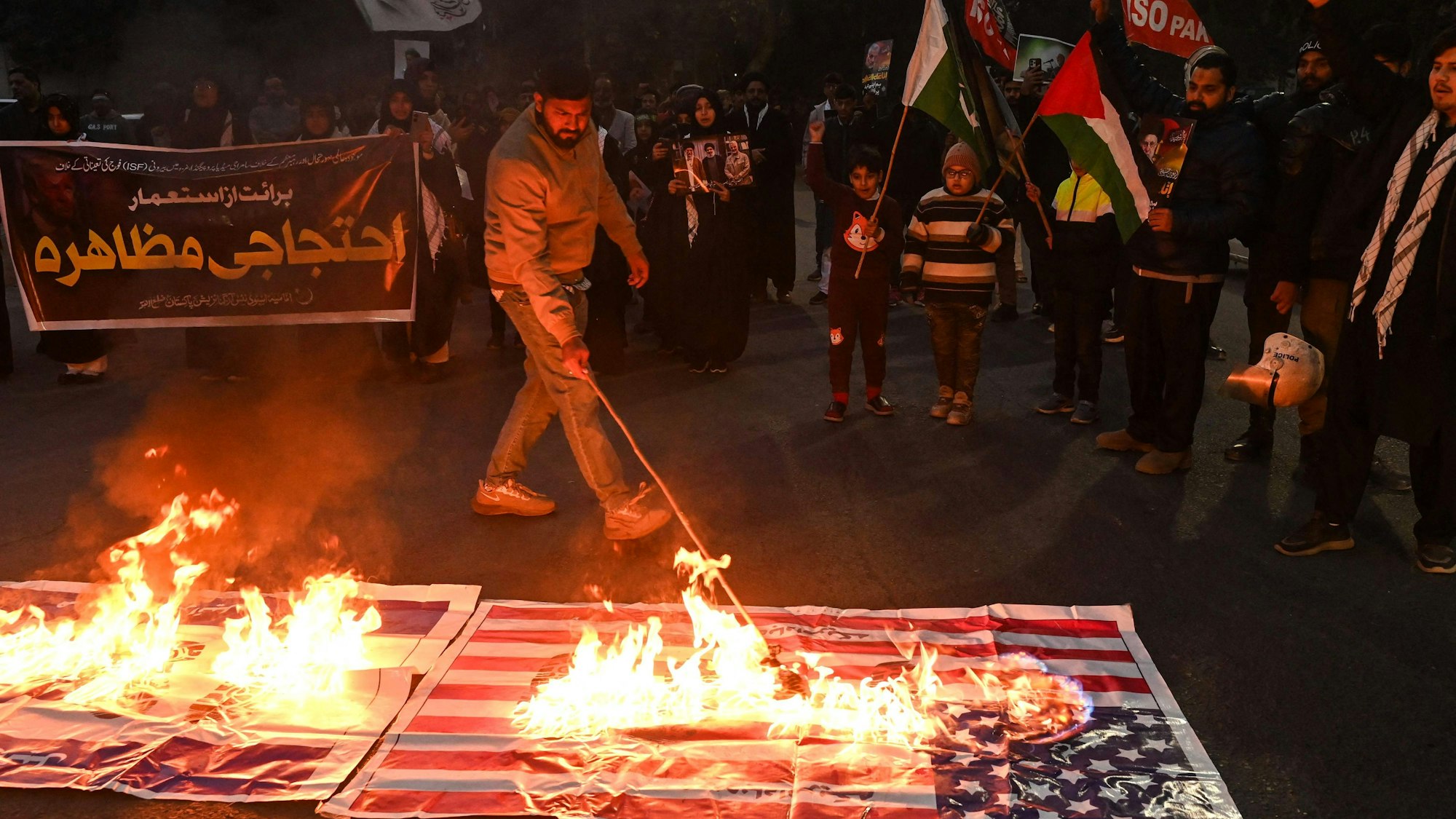 Schiitische Muslime setzten während eines Protestes aus Solidarität mit dem Iran am 11. Januar 2026 in Lahore die Nationalflagge der USA in Brand. Präsident Donald Trump erklärte am 10. Januar, die Vereinigten Staaten seien „bereit zu helfen“, während Demonstrierende im Iran einer sich verschärfenden Repression durch die Behörden der Islamischen Republik ausgesetzt waren