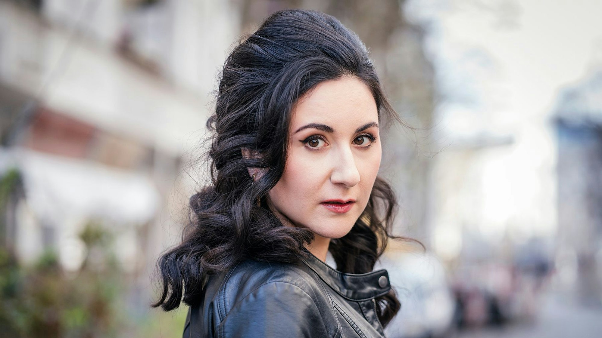 Auf dem Bild ist ein Portrait einer Sängerin zu sehen.