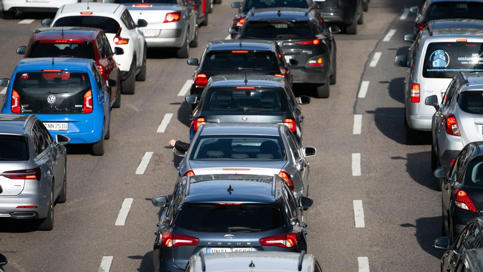 Autos stehen auf einer Autobahn im Stau. (Symbolbild)