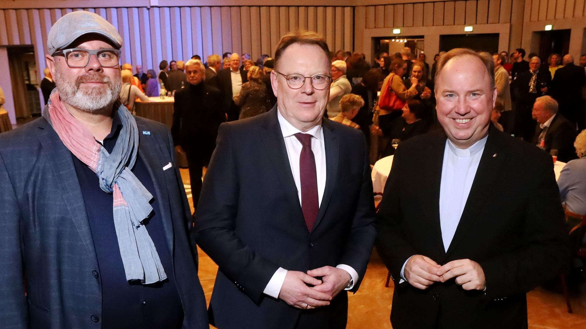 13.01.2026, Köln: Gregor Stiels vom Katholikenausschuss, Oberbürgermeister Torsten Burmester und Stadtdechant Monsignore Robert Kleine (v.l.) beim Dreikönigsempfang im Maternushaus. Foto: Arton Krasniqi