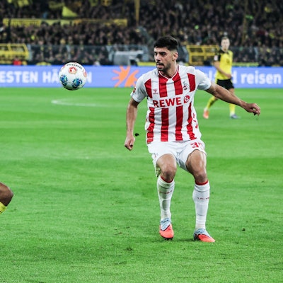 FC-Verteidiger Cenk Özkacar (r.) im Duell mit Dortmunds Karim Adeyemi. (Archivbild)