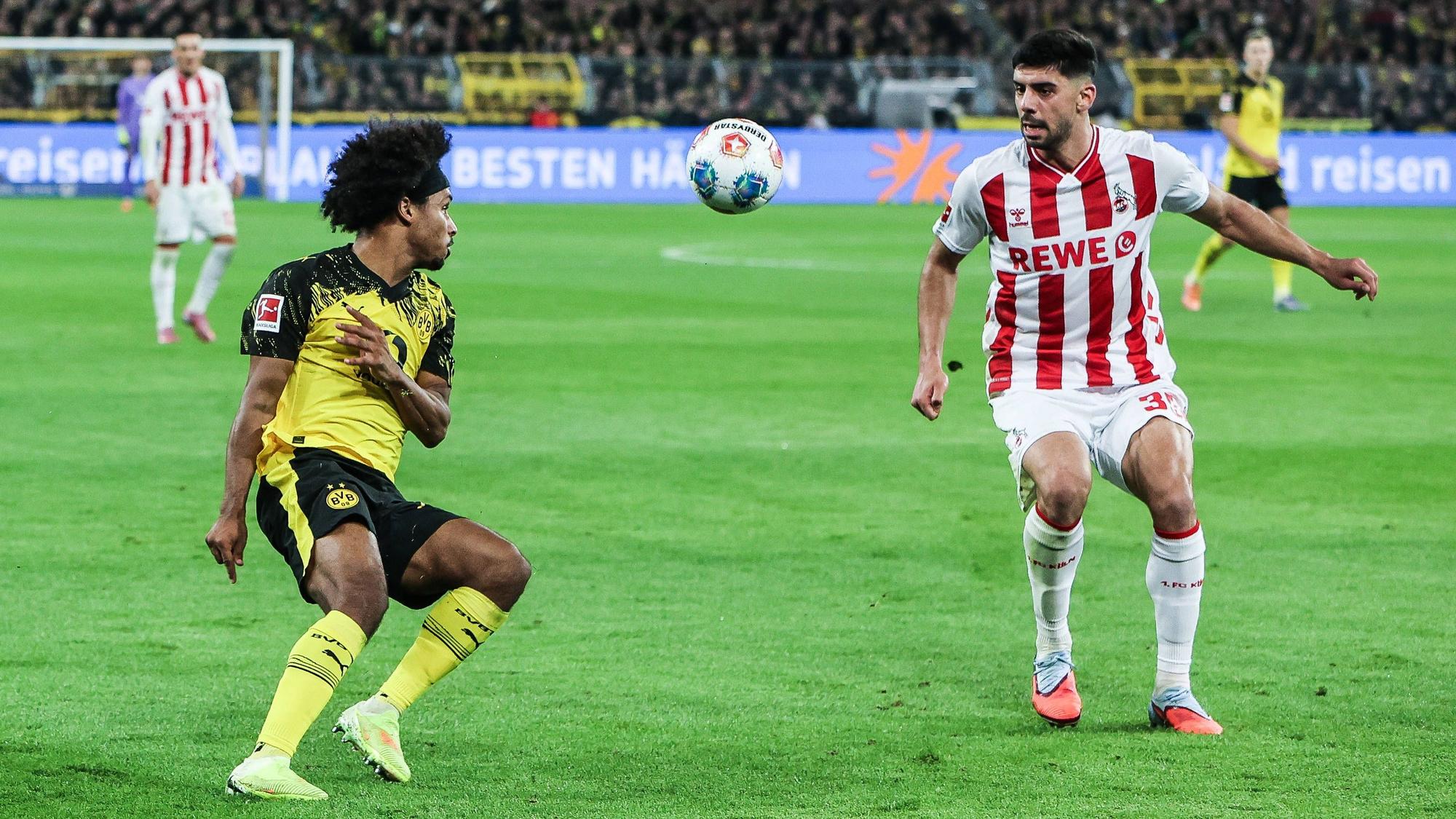 FC-Verteidiger Cenk Özkacar (r.) im Duell mit Dortmunds Karim Adeyemi. (Archivbild)