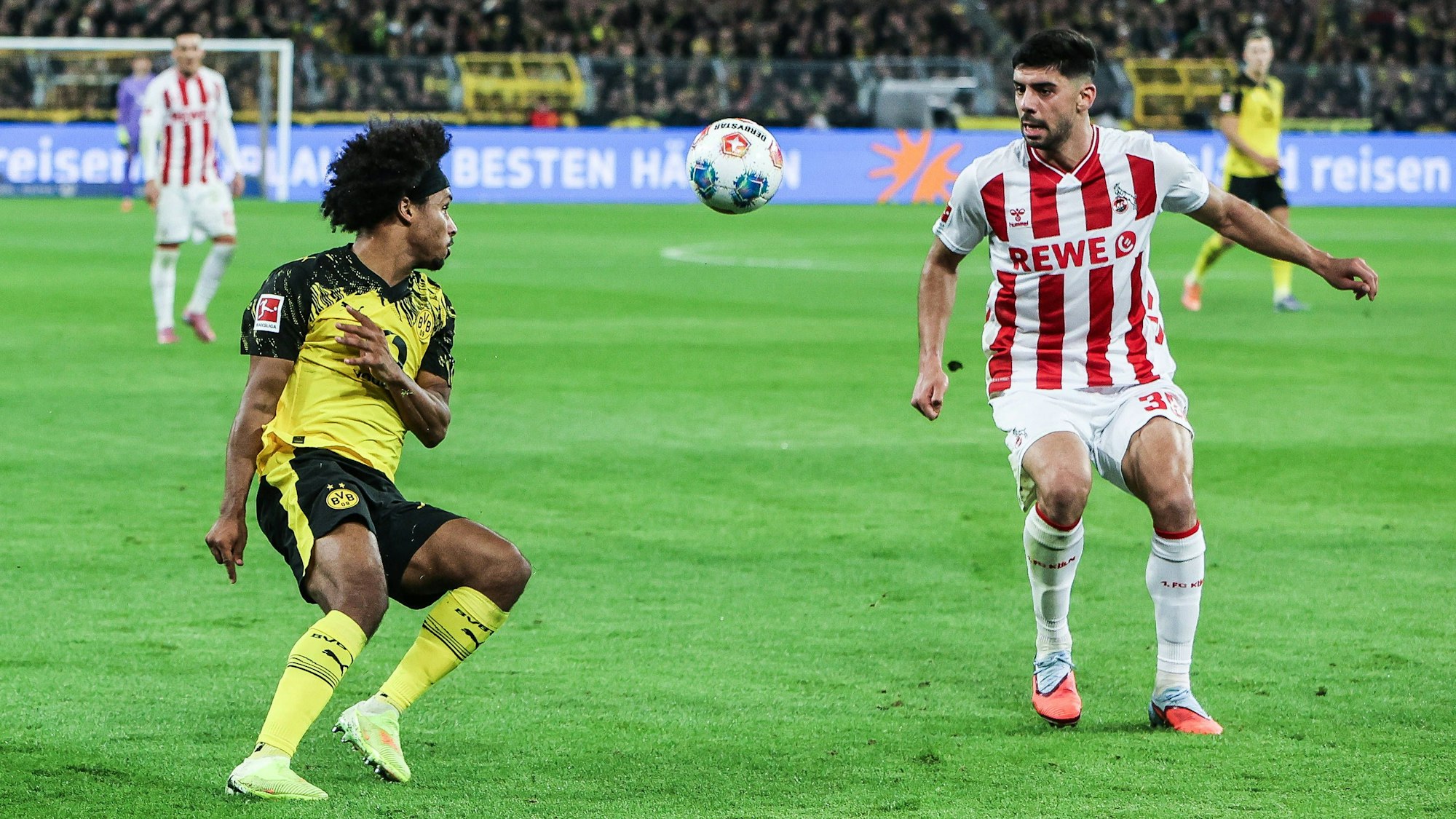 FC-Verteidiger Cenk Özkacar (r.) im Duell mit Dortmunds Karim Adeyemi. (Archivbild)