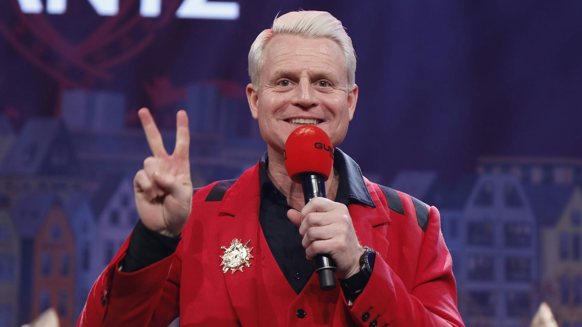 Guido Cantz steht bei seiner Rede auf der Bühne.