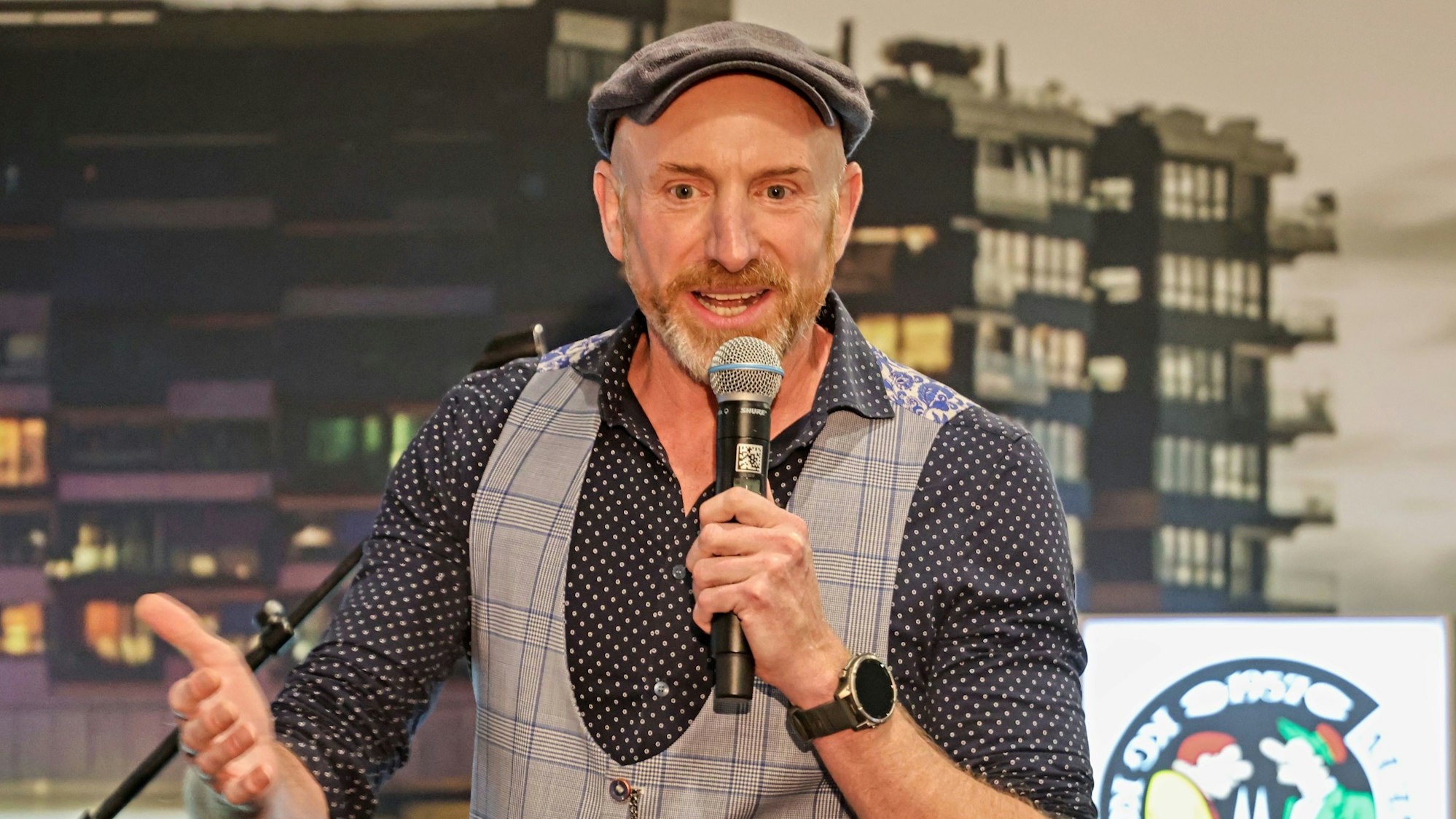 Martin Schopps steht beim Auftritt auf der Bühne.