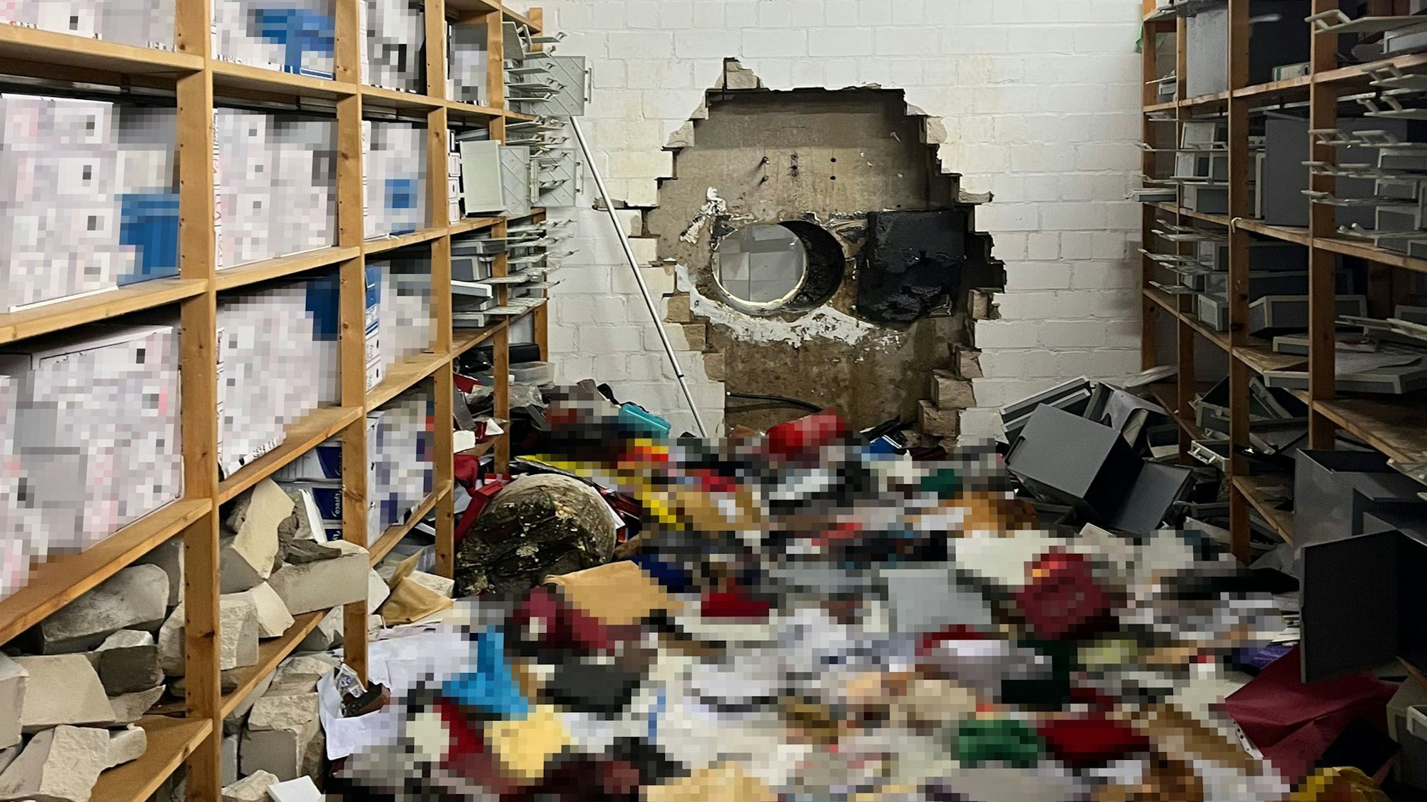 Ein großes Loch ist in der Wand des Tresorraums einer Sparkasse zu sehen. Einbrecher haben sich mit Hilfe eines großen Bohrers Zugang zum Tresorraum verschafft. Dort durchsuchten sie die Wertschließfächer.