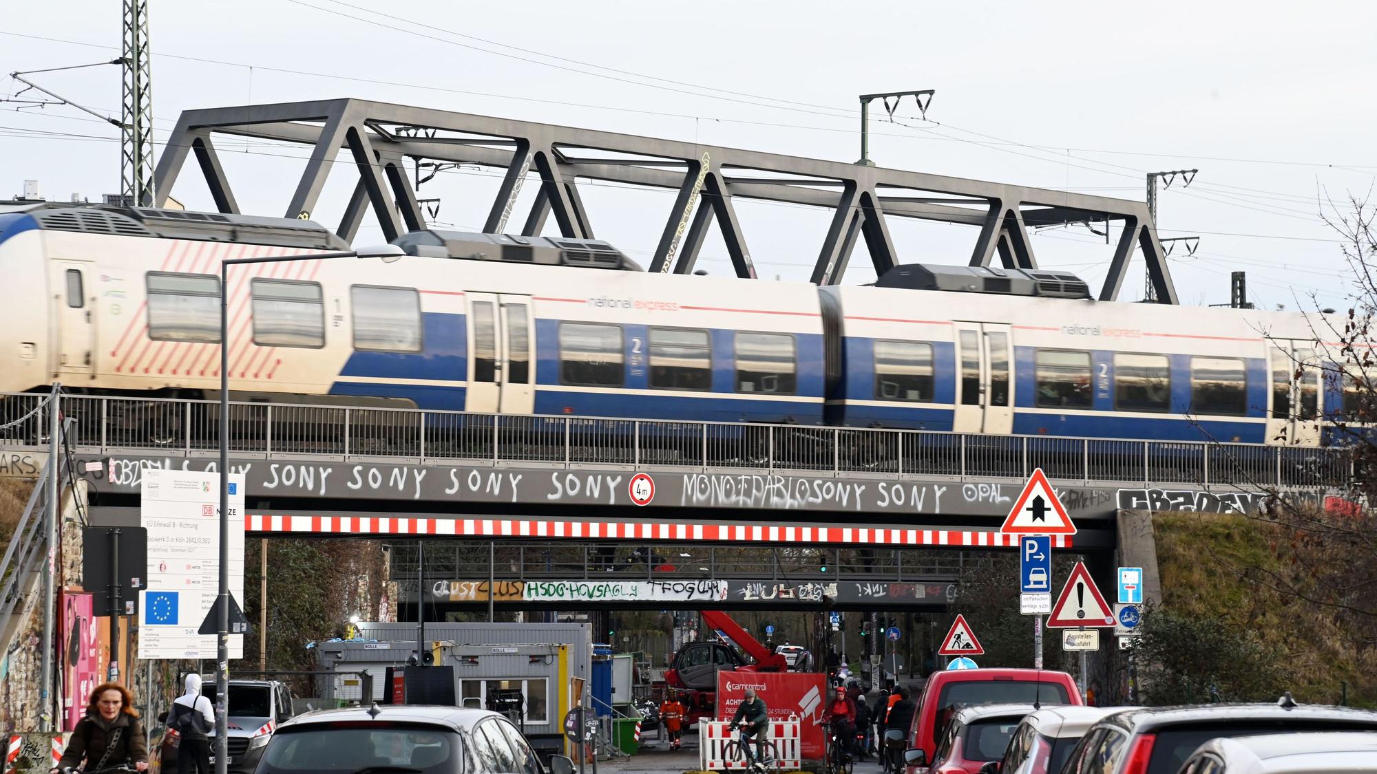 13.01.2026 Köln. Roland Schüler fordert von der Stadt und von der Deutschen Bahn den Ausbau des Grüngürtels. Foto: Alexander Schwaiger