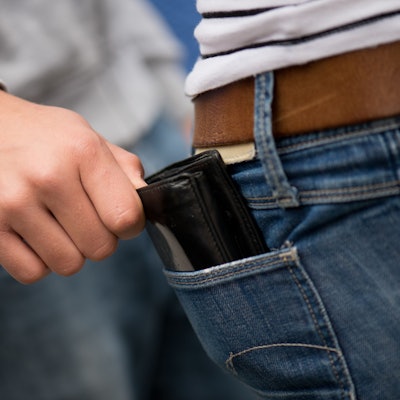 gestellte Taschendieb-Aktion