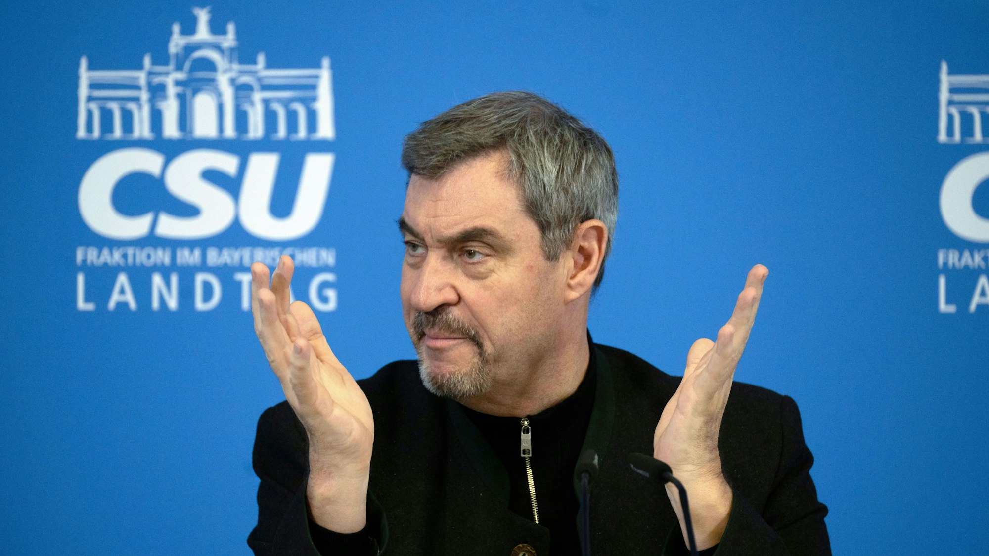 Markus Söder (CSU), Ministerpräsident von Bayern, hebt bei einer Pressekonferenz anlässlich der CSU-Winterklausur in Kloster Banz die Hände. (Archivbild)