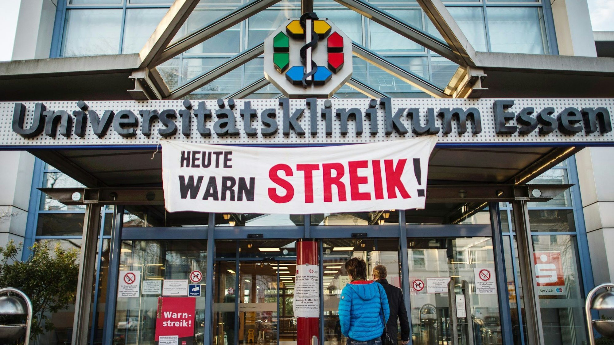 An mehreren Unikliniken in NRW starten am Dienstagmorgen Warnstreiks (Archivbild)