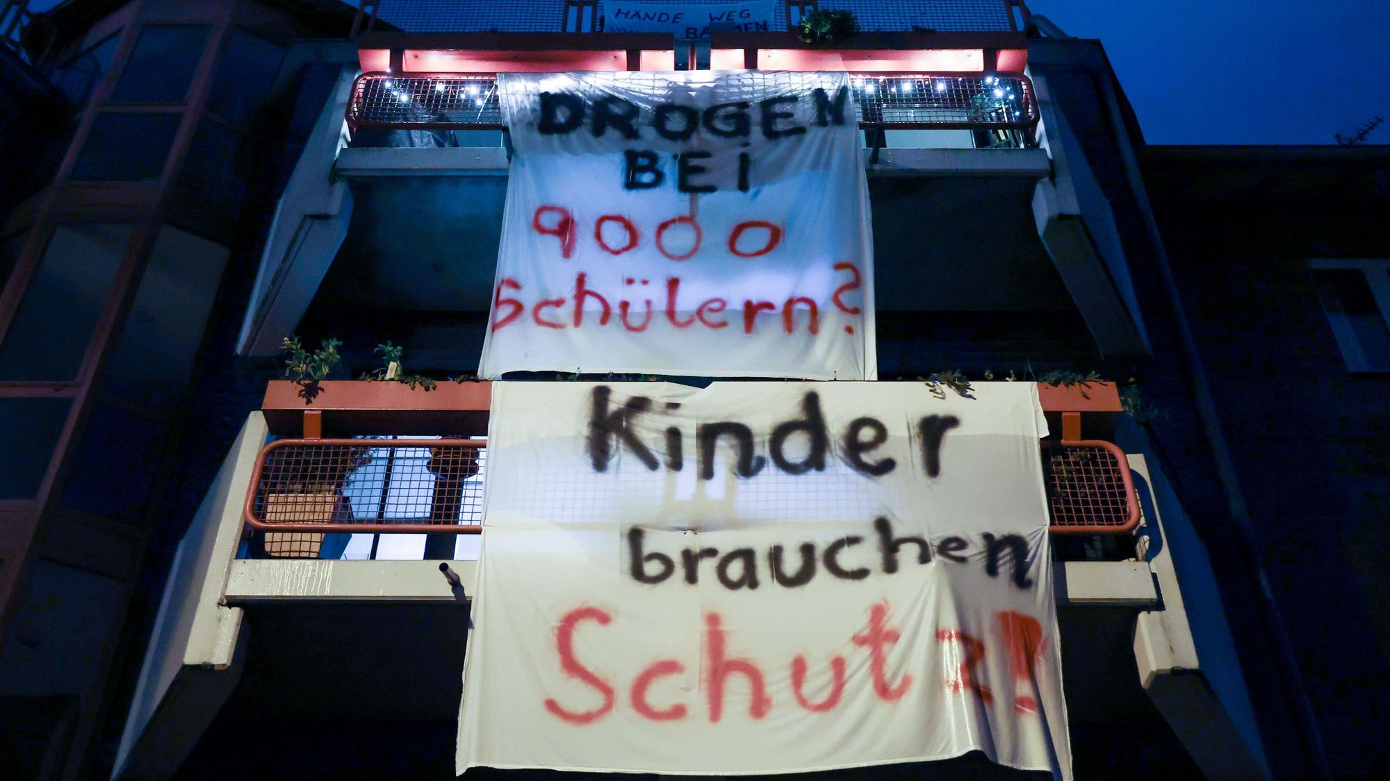 Plakate gegen das Suchthilfezentrum hängen an Wohnhäusern nahe des geplanten Standortes Perlengraben/Wilhelm-Hoßdorf-Straße in Köln. (Archivbild)