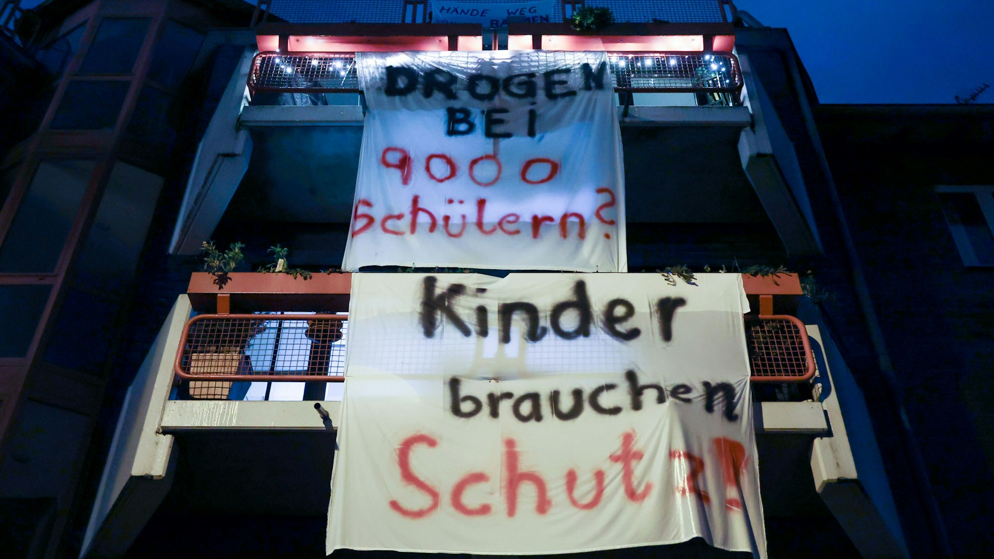 Plakate gegen das Suchthilfezentrum hängen an Wohnhäusern nahe des geplanten Standortes Perlengraben/Wilhelm-Hoßdorf-Straße in Köln. (Archivbild)